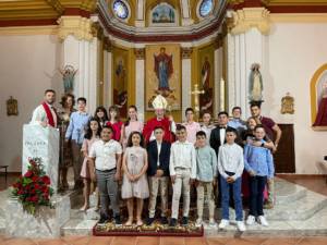 El Sr. Obispo imparte en sacramento de la Confirmación a un grupo de jóvenes de la parroquia de Honrubia