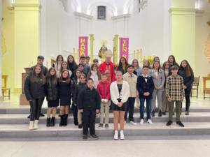 El Sr. Obispo imparte la Confirmación a un grupo de jóvenes de Iniesta