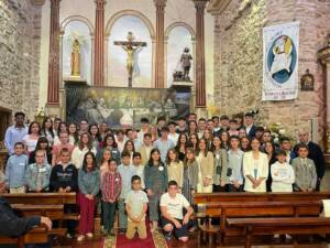 El Sr. Obispo imparte el sacramento de la Confirmación a un numero grupo de adolescentes en Casas de Benítez