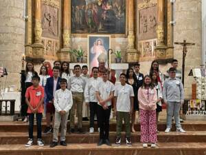 El Sr. Obispo imparte el sacramento de la Confirmación a un numeroso grupo de adolescentes en Motilla del Palancar