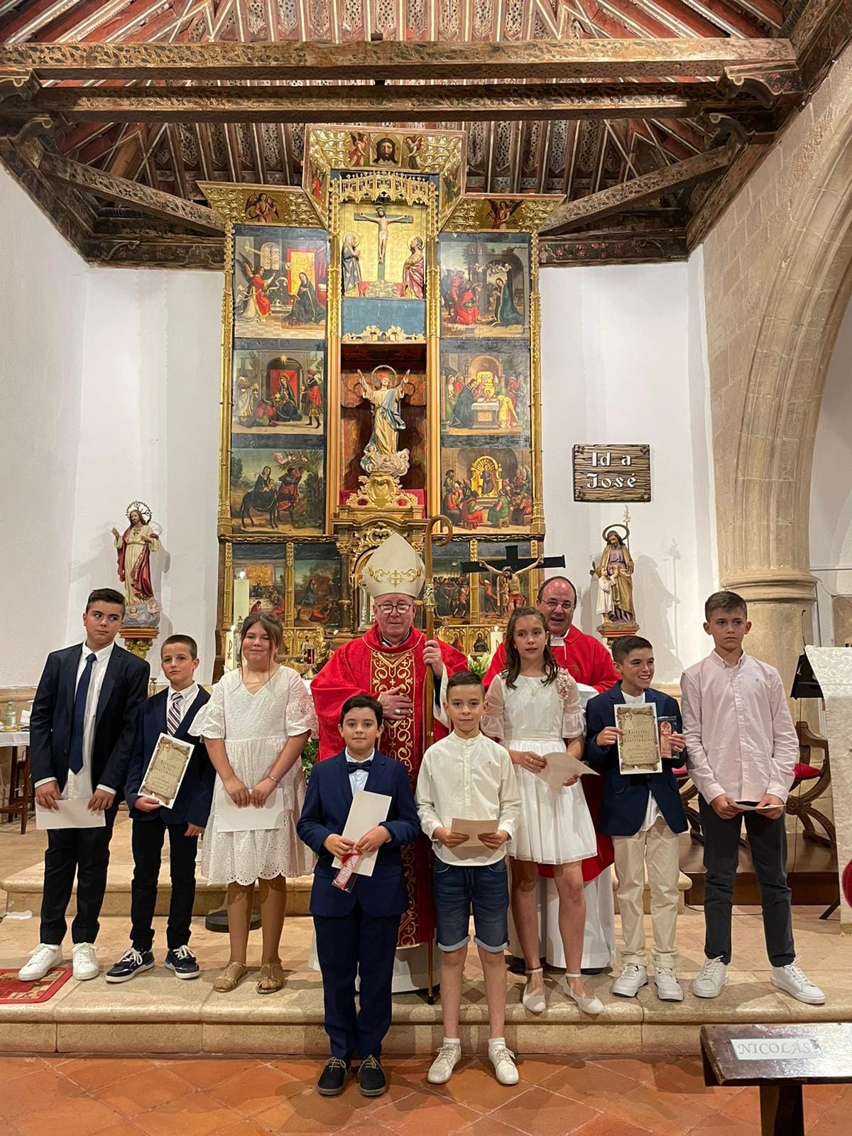 Monseñor José María Yanguas imparte la Confirmación a un grupo de