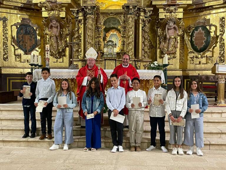El Sr. Obispo imparte la Confirmación a un grupo de adolescentes de la Parroquia de Villanueva de la Jara