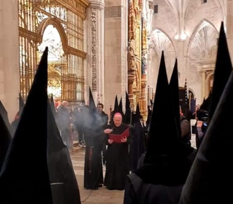 El Sr. Obispo pronunció la meditación de la Primara Palabra en la noche de Lunes Santo en la procesión penitencial del Santísimo Cristo de la Vera Cruz de Cuenca