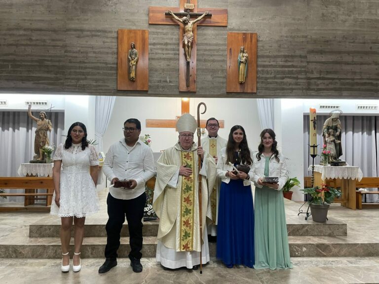 El Sr. Obispo administra los sacramentos de la Iniciación Cristiana a cuatro jóvenes de la parroquia de Santa Ana