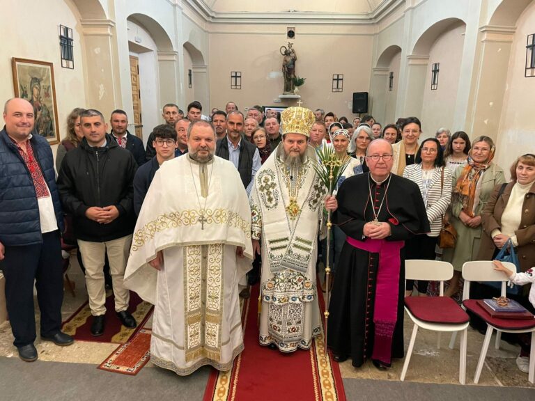 Monseñor Yanguas acompaña a la comunidad ortodoxa rumana de Cuenca en el comienzo de su semana de Pascua