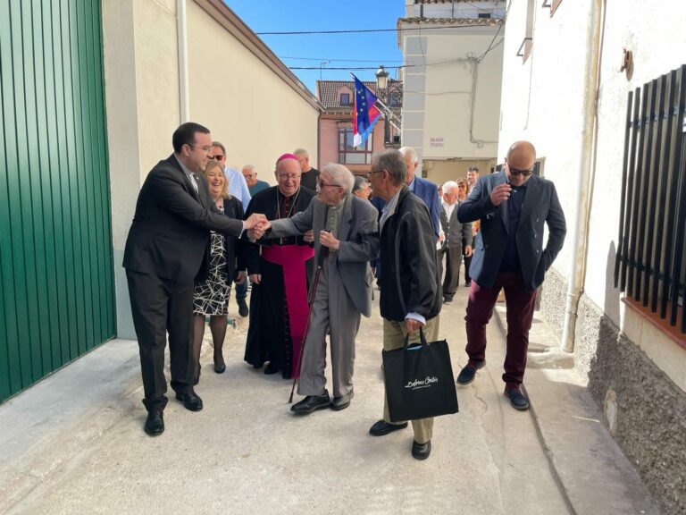 El Sr. Obispo asiste al homenaje a D. Maximino del Olmo Herráiz, Sacerdote en Tinajas durante 62 años