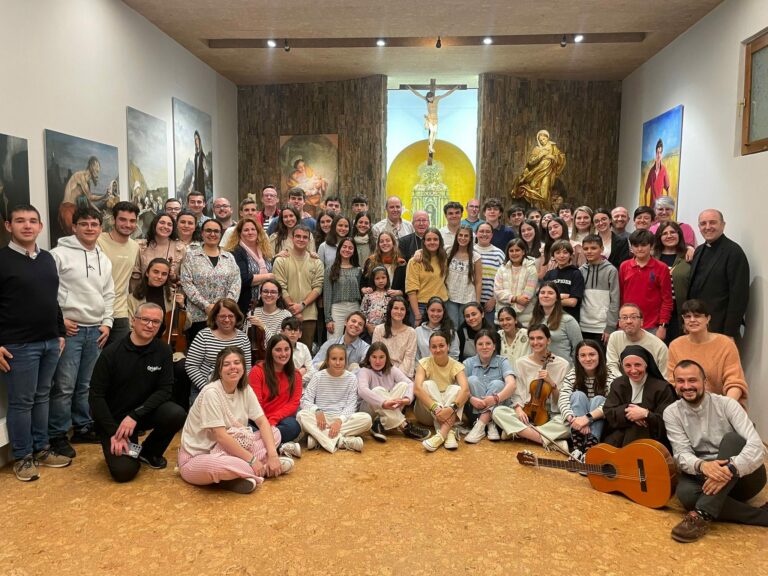 El Sr. Obispo bendice en el Seminario de Cuenca un cuadro del beato Carlo Acutis obra de José María Albareda