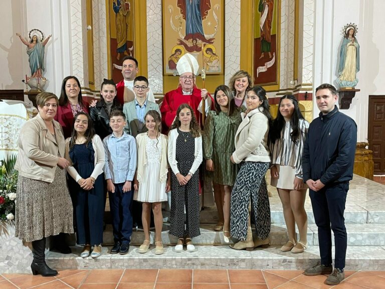 El Sr. Obispo administra el sacramento de la Confirmación a un grupo de adolescentes de Honrubia