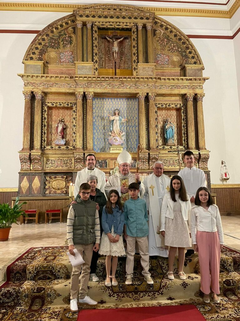 Monseñor Yanguas administra el sacramento de la Confirmación y visita algunas de la cruces de la Fiesta de la Santa Cruz en El Pedernoso