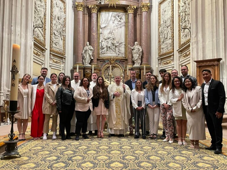 El Sr. Obispo confirma a un grupo de adultos en la Catedral